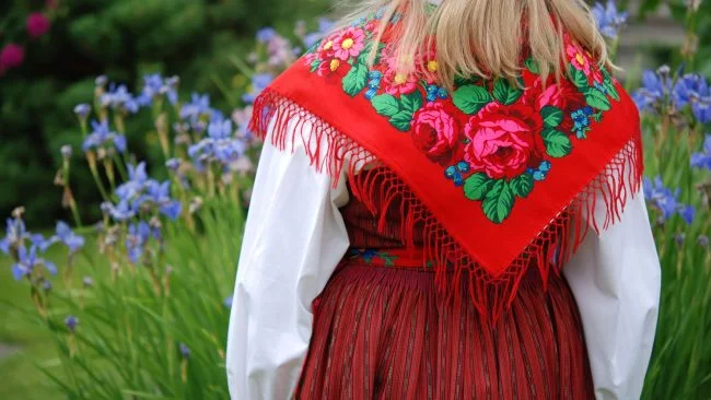 Vestimenta tradicional de la fiesta Midsommar en Suecia