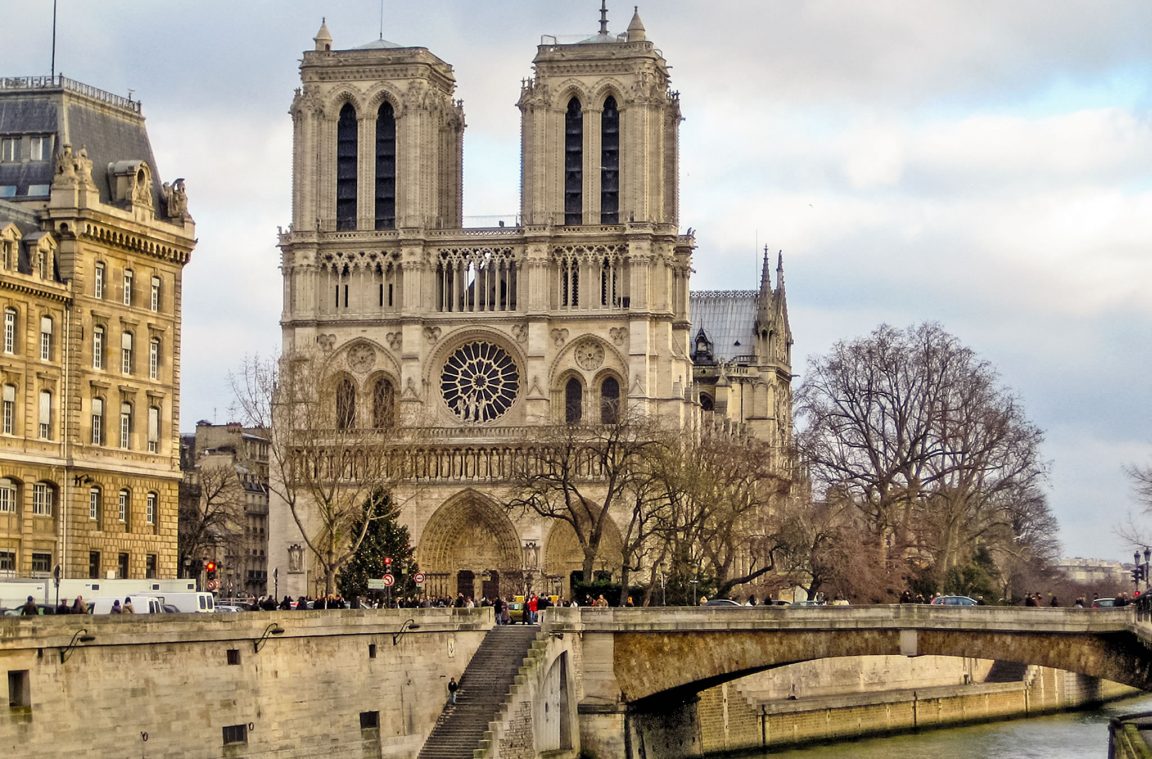 Widok na katedrę Notre Dame w Paryżu